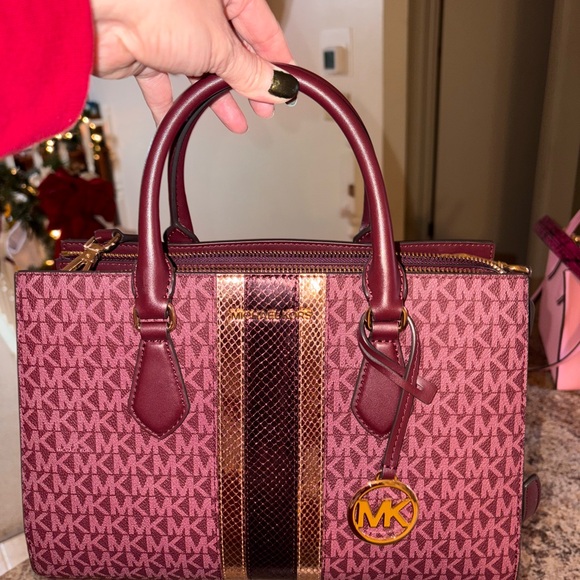 Michael Kors Sheila Medium Signature Logo And Metallic Satchel, in Oxblood. - Picture 4 of 8